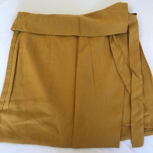 Cute mustard yellow mini skirt!